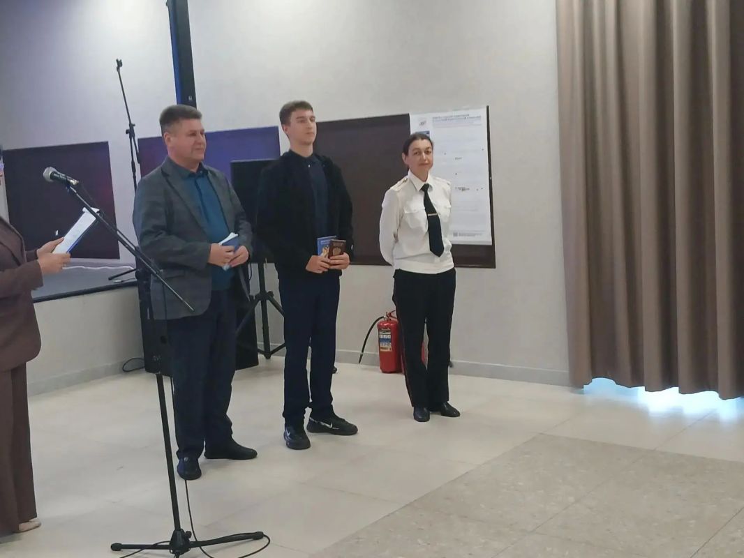 Сегодня, в канун празднования Дня воссоединения ДНР, ЛНР, Запорожской и Херсонской областей с Российской Федерацией пятеро жителей Станично-Луганского муниципального округа достигших 14-летнего возраста были приглашены в... Сегодня, в канун празднования Дня воссоединения ДНР, ЛНР, Запорожской и Херсонской областей с Российской Федерацией пятеро жителей Станично-Луганского муниципального округа достигших 14-летнего возраста были приглашены в...