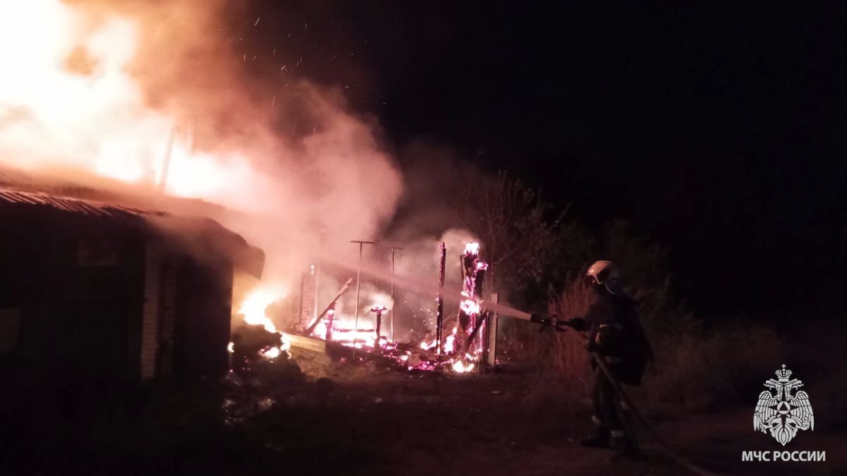Спасатели МЧС России ликвидировали ночной пожар в частном секторе Рубежного Спасатели МЧС России ликвидировали ночной пожар в частном секторе Рубежного