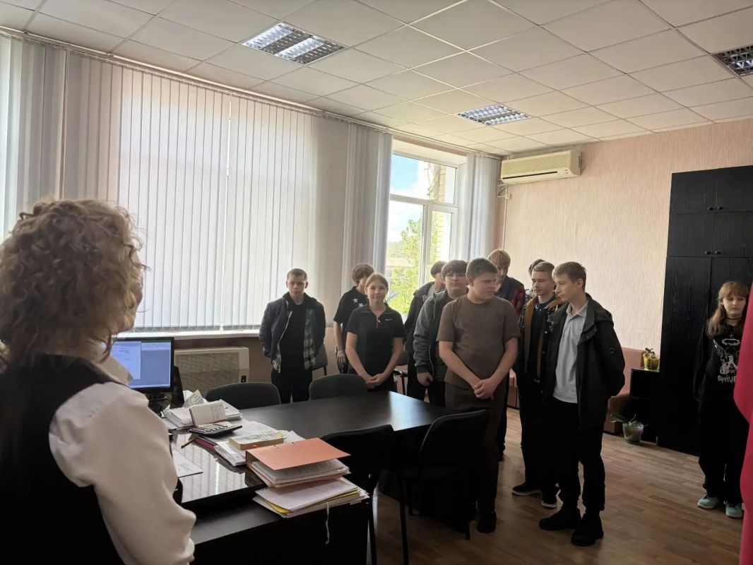 Специалисты Перевальского центра занятости провели экскурсию по учреждению для учеников 8 класса Перевальской гимназии № 1 Специалисты Перевальского центра занятости провели экскурсию по учреждению для учеников 8 класса Перевальской гимназии № 1