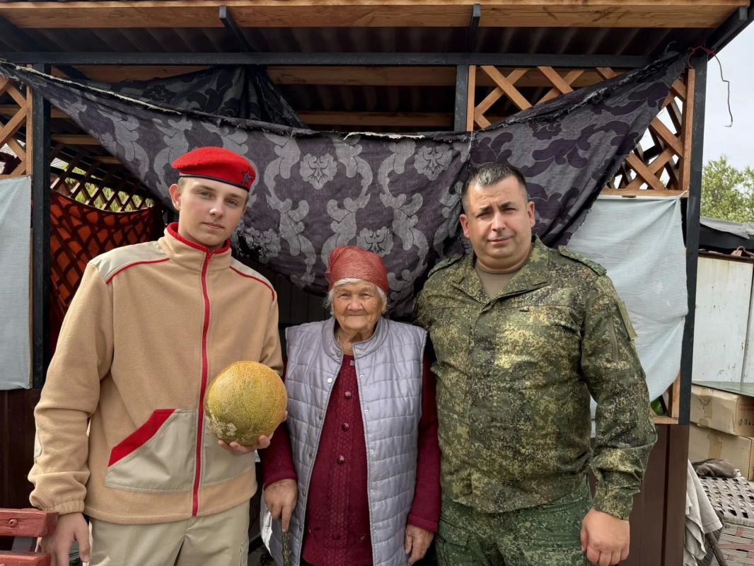 Забота о старшем поколении и сохранение памяти о подвигах защитников Родины - одна из самых важных и добрых традиций юнармейцев