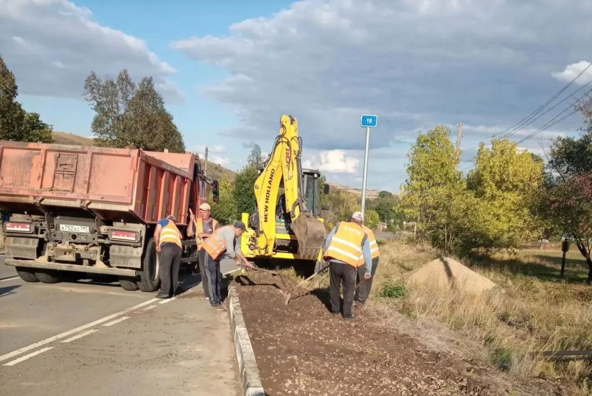 На автодороге 43К-30 Волнухино — Первозвановка — Краснодон ведутся работы по устройству тротуара На автодороге 43К-30 Волнухино — Первозвановка — Краснодон ведутся работы по устройству тротуара