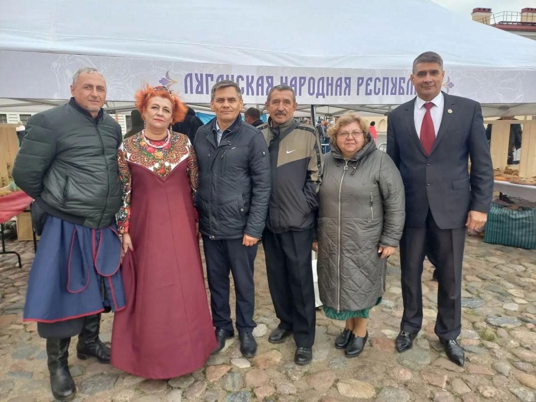 В Санкт-Петербурге на Соборной площади Петропавловской крепости прошёл VI фестиваль «Серебряное ожерелье» — Дни народной культуры Северо-Запада, организованный в рамках XII Форума объединённых культур и посвящённый Году...