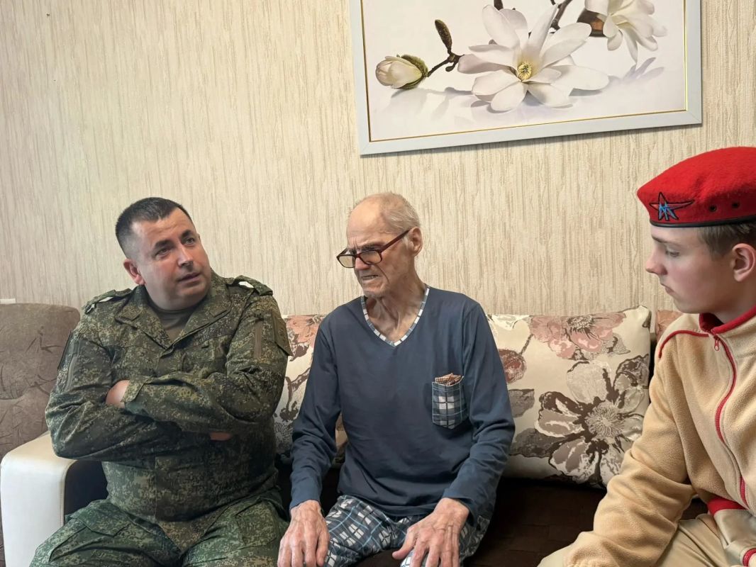 Забота о старшем поколении и сохранение памяти о подвигах защитников Родины - одна из самых важных и добрых традиций юнармейцев Забота о старшем поколении и сохранение памяти о подвигах защитников Родины - одна из самых важных и добрых традиций юнармейцев