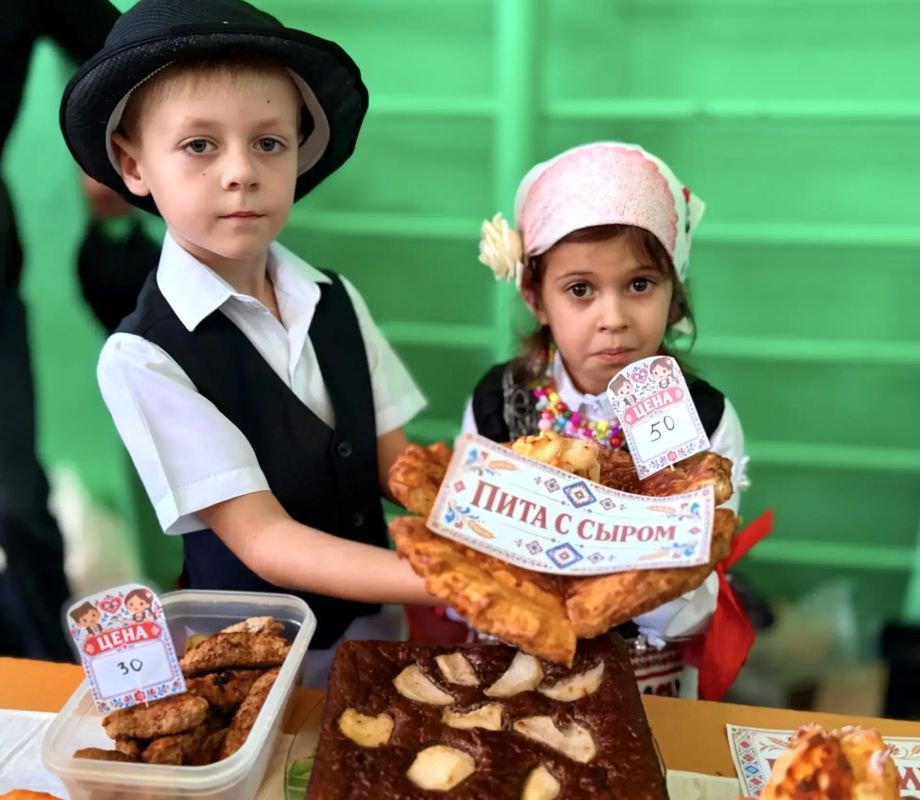 Шумная, вкусная и щедрая: школьная ярмарка в Ровеньковской школе №12! Шумная, вкусная и щедрая: школьная ярмарка в Ровеньковской школе №12!