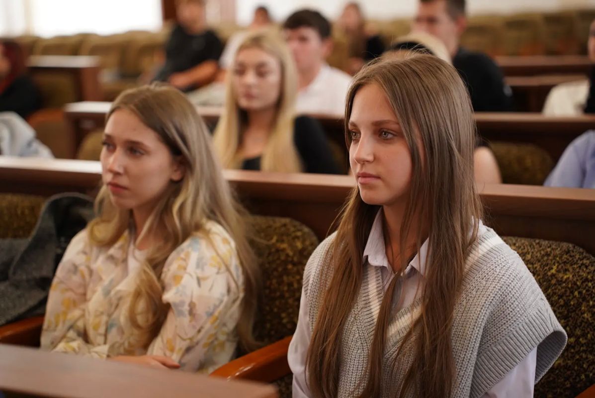 В Администрации города Луганска прошла встреча в рамках Всероссийского проекта «Диалоги с Героями» В Администрации города Луганска прошла встреча в рамках Всероссийского проекта «Диалоги с Героями»