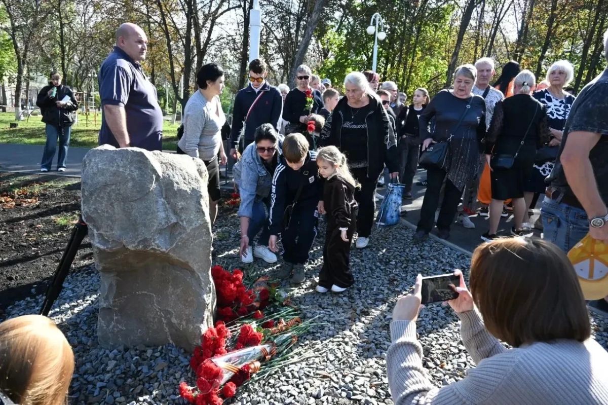 В Молодогвардейске заложили камень на месте будущего памятника участникам СВО и открыли обновлённое общественное пространство В Молодогвардейске заложили камень на месте будущего памятника участникам СВО и открыли обновлённое общественное пространство