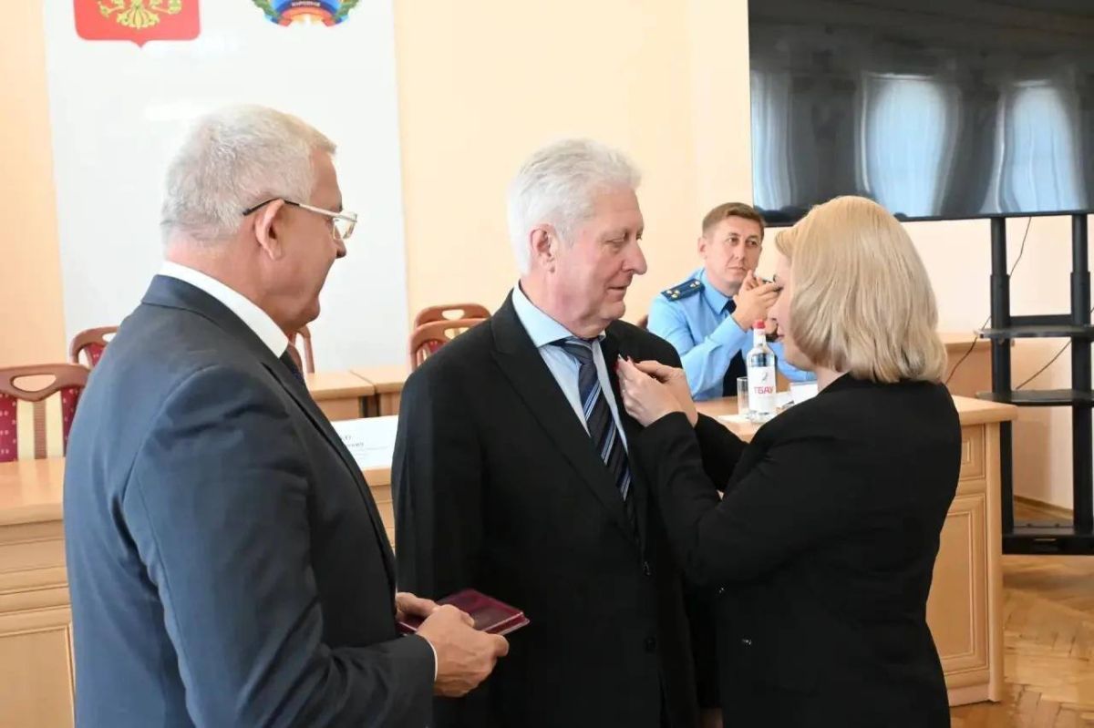 Сегодня, 28 сентября, в ходе 54-го заседания Совета депутатов Краснодонского муниципального округа Сергей Павлович Козенко сложил полномочия главы муниципального образования по собственному желанию