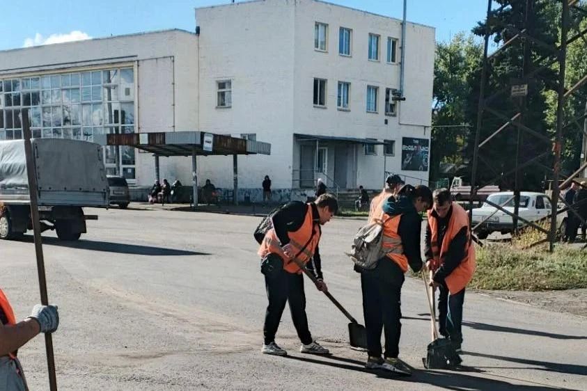 Свердловские коммунальщики наводят порядок в муниципалитете Свердловские коммунальщики наводят порядок в муниципалитете