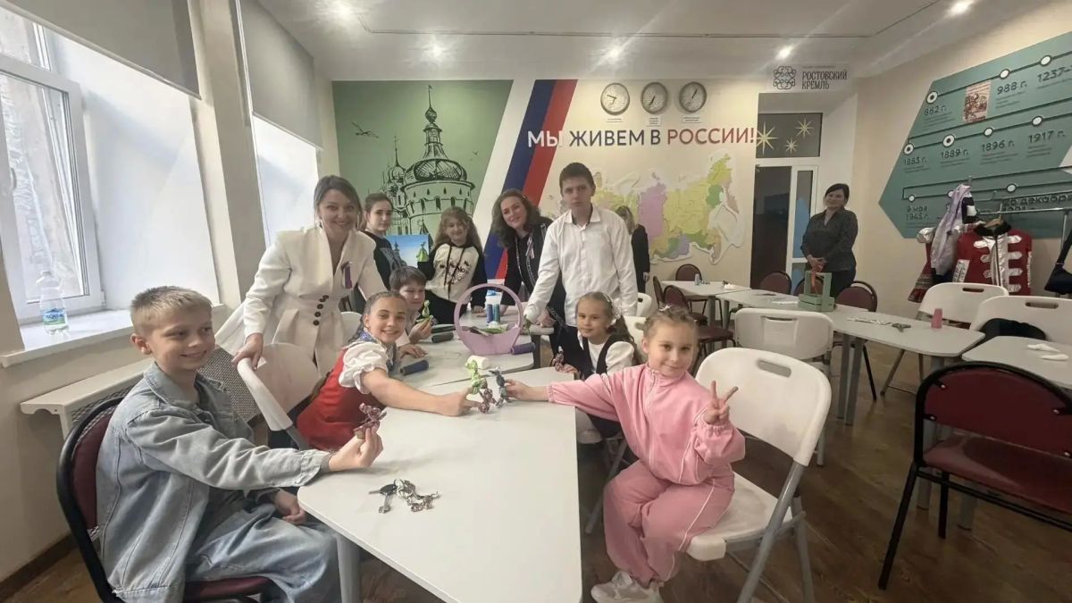 В преддверии Дня воссоединения Луганской и Донецкой Народных Республик, Запорожской и Херсонской областей с Российской Федерацией в детском центре "Ростовского кремля" состоялся телемост с делегацией Государственного... В преддверии Дня воссоединения Луганской и Донецкой Народных Республик, Запорожской и Херсонской областей с Российской Федерацией в детском центре "Ростовского кремля" состоялся телемост с делегацией Государственного...