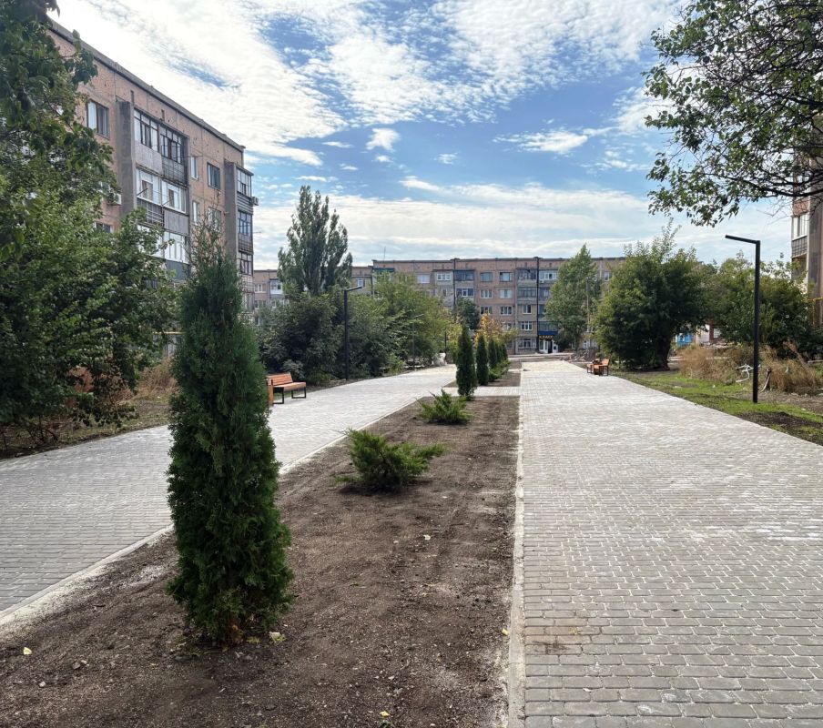В Антраците продолжается благоустройство сквера на улице Калинина В Антраците продолжается благоустройство сквера на улице Калинина
