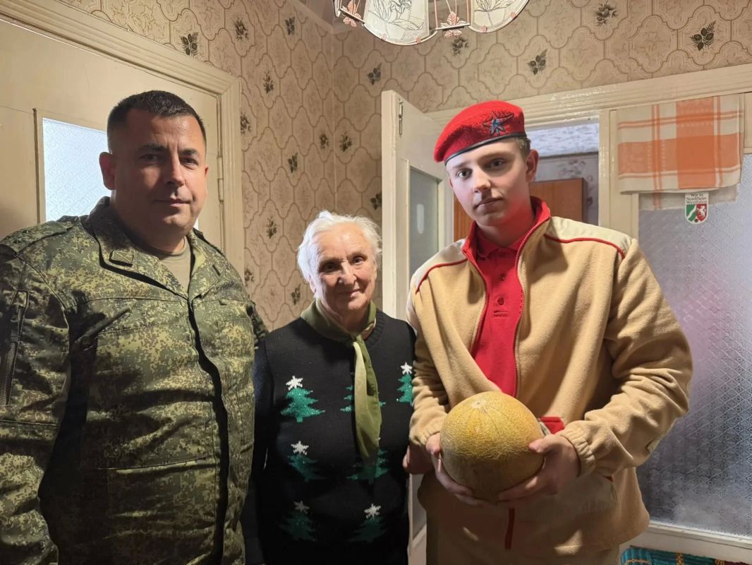 Забота о старшем поколении и сохранение памяти о подвигах защитников Родины - одна из самых важных и добрых традиций юнармейцев Забота о старшем поколении и сохранение памяти о подвигах защитников Родины - одна из самых важных и добрых традиций юнармейцев