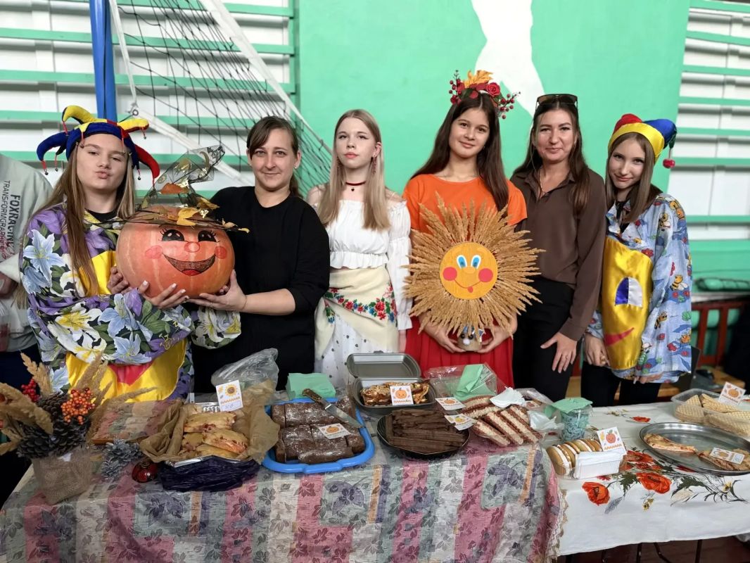 Шумная, вкусная и щедрая: школьная ярмарка в Ровеньковской школе №12! Шумная, вкусная и щедрая: школьная ярмарка в Ровеньковской школе №12!