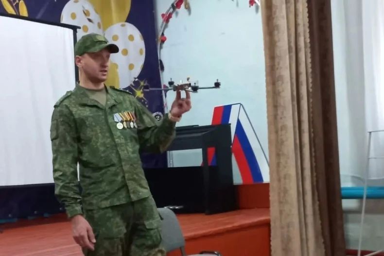 Урок безопасности от профессионала: свердловским школьникам рассказали, как действовать при угрозе БПЛА Урок безопасности от профессионала: свердловским школьникам рассказали, как действовать при угрозе БПЛА