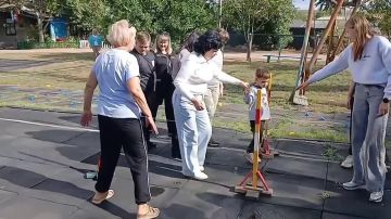 Специалисты Краснодонского центра физического здоровья населения «Спорт для всех» и Республиканского центра социальной реабилитации детей-инвалидов «Возрождение» провели для детей с ограниченными возможностями здоровья...