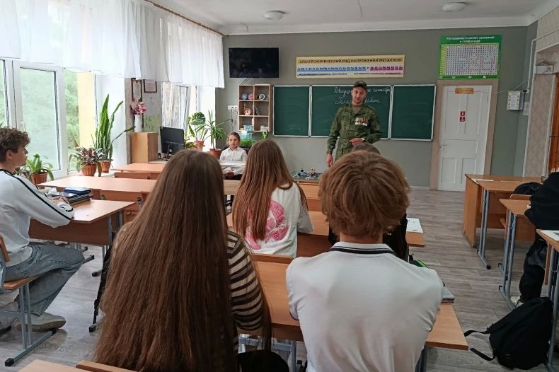 Урок безопасности от профессионала: свердловским школьникам рассказали, как действовать при угрозе БПЛА Урок безопасности от профессионала: свердловским школьникам рассказали, как действовать при угрозе БПЛА