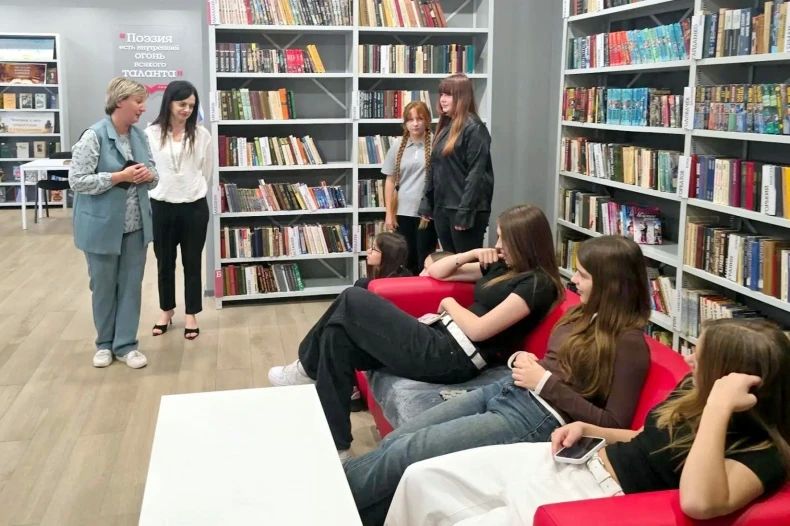 В городской библиотеке прошёл исторический экскурс по воссоединению Донбасса с Россией В городской библиотеке прошёл исторический экскурс по воссоединению Донбасса с Россией