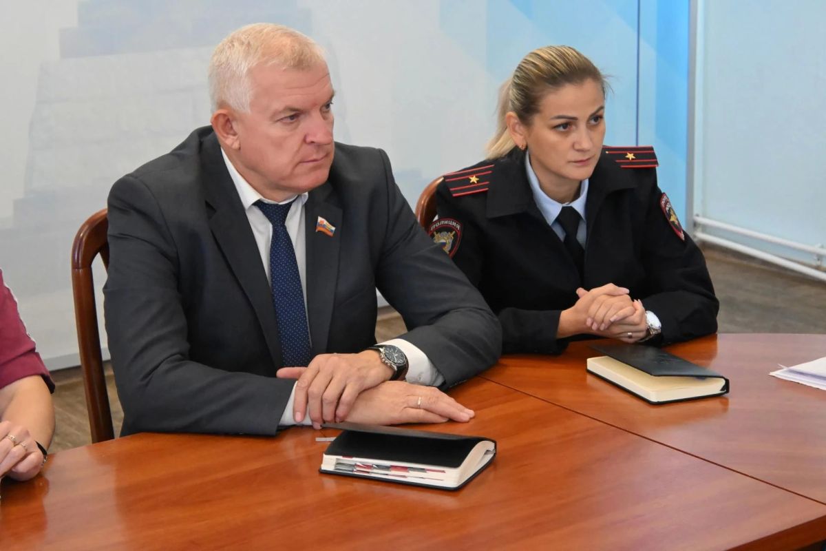Сегодня провел расширенное аппаратное совещание с руководителями структурных подразделений Администрации Краснодонского муниципального округа Сегодня провел расширенное аппаратное совещание с руководителями структурных подразделений Администрации Краснодонского муниципального округа