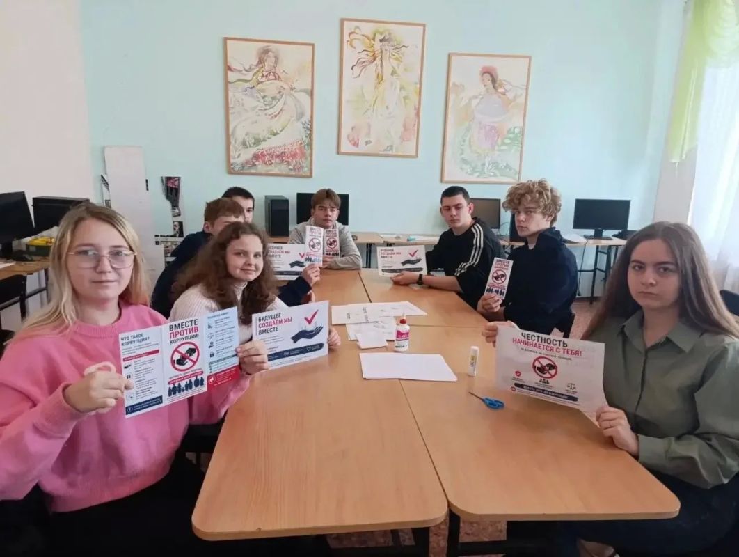 25 сентября преподаватель Брянковского колледжа ЛГПУ, член Молодёжной Палаты при Совете депутатов городского округа города Брянка Любченко Анна провела просветительскую беседу со студентами по противодействию коррупции 25 сентября преподаватель Брянковского колледжа ЛГПУ, член Молодёжной Палаты при Совете депутатов городского округа города Брянка Любченко Анна провела просветительскую беседу со студентами по противодействию коррупции