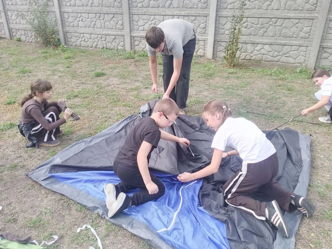 Есть в конце сентября особенный день — 27 сентября, когда вся страна отмечает праздник всех, кто не может сидеть на месте, кто любит дорогу, костёр и звёздное небо над палаткой Есть в конце сентября особенный день — 27 сентября, когда вся страна отмечает праздник всех, кто не может сидеть на месте, кто любит дорогу, костёр и звёздное небо над палаткой