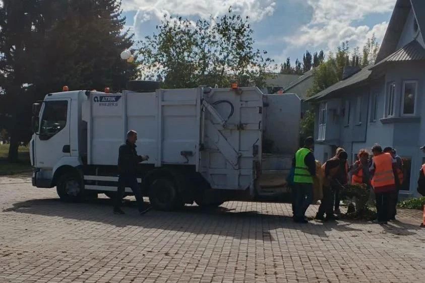 Свердловские коммунальщики наводят порядок в муниципалитете Свердловские коммунальщики наводят порядок в муниципалитете