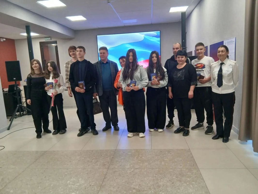 Сегодня, в канун празднования Дня воссоединения ДНР, ЛНР, Запорожской и Херсонской областей с Российской Федерацией пятеро жителей Станично-Луганского муниципального округа достигших 14-летнего возраста были приглашены в...