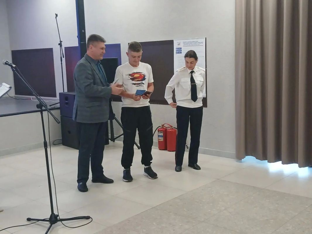 Сегодня, в канун празднования Дня воссоединения ДНР, ЛНР, Запорожской и Херсонской областей с Российской Федерацией пятеро жителей Станично-Луганского муниципального округа достигших 14-летнего возраста были приглашены в... Сегодня, в канун празднования Дня воссоединения ДНР, ЛНР, Запорожской и Херсонской областей с Российской Федерацией пятеро жителей Станично-Луганского муниципального округа достигших 14-летнего возраста были приглашены в...