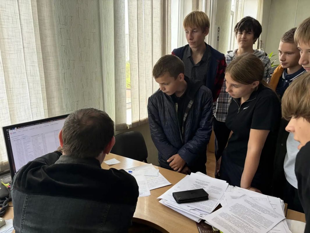 Специалисты Перевальского центра занятости провели экскурсию по учреждению для учеников 8 класса Перевальской гимназии № 1 Специалисты Перевальского центра занятости провели экскурсию по учреждению для учеников 8 класса Перевальской гимназии № 1