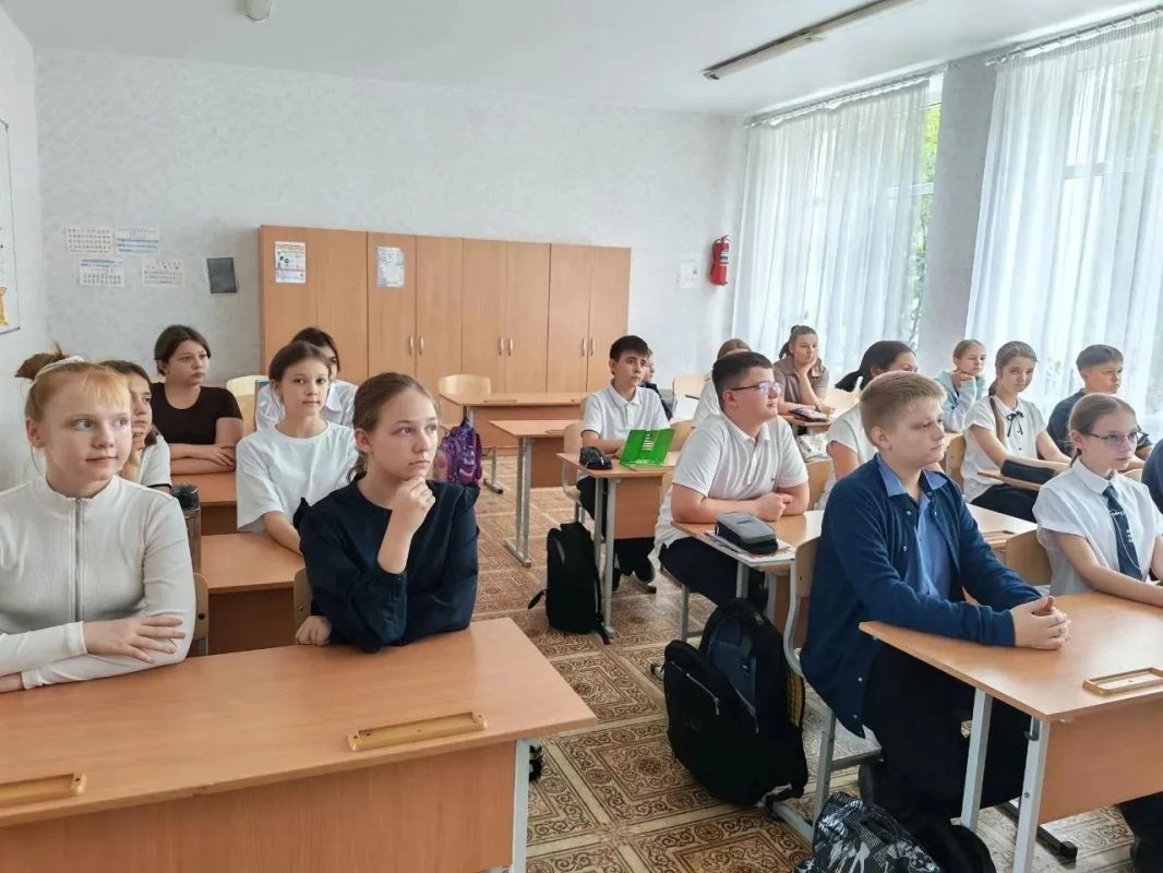 Библиотекари провели для школьников мероприятие ко Дню воссоединения с Российской Федерацией Библиотекари провели для школьников мероприятие ко Дню воссоединения с Российской Федерацией