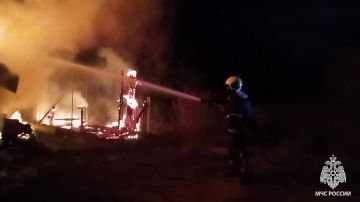Спасатели МЧС России ликвидировали ночной пожар в частном секторе Рубежного