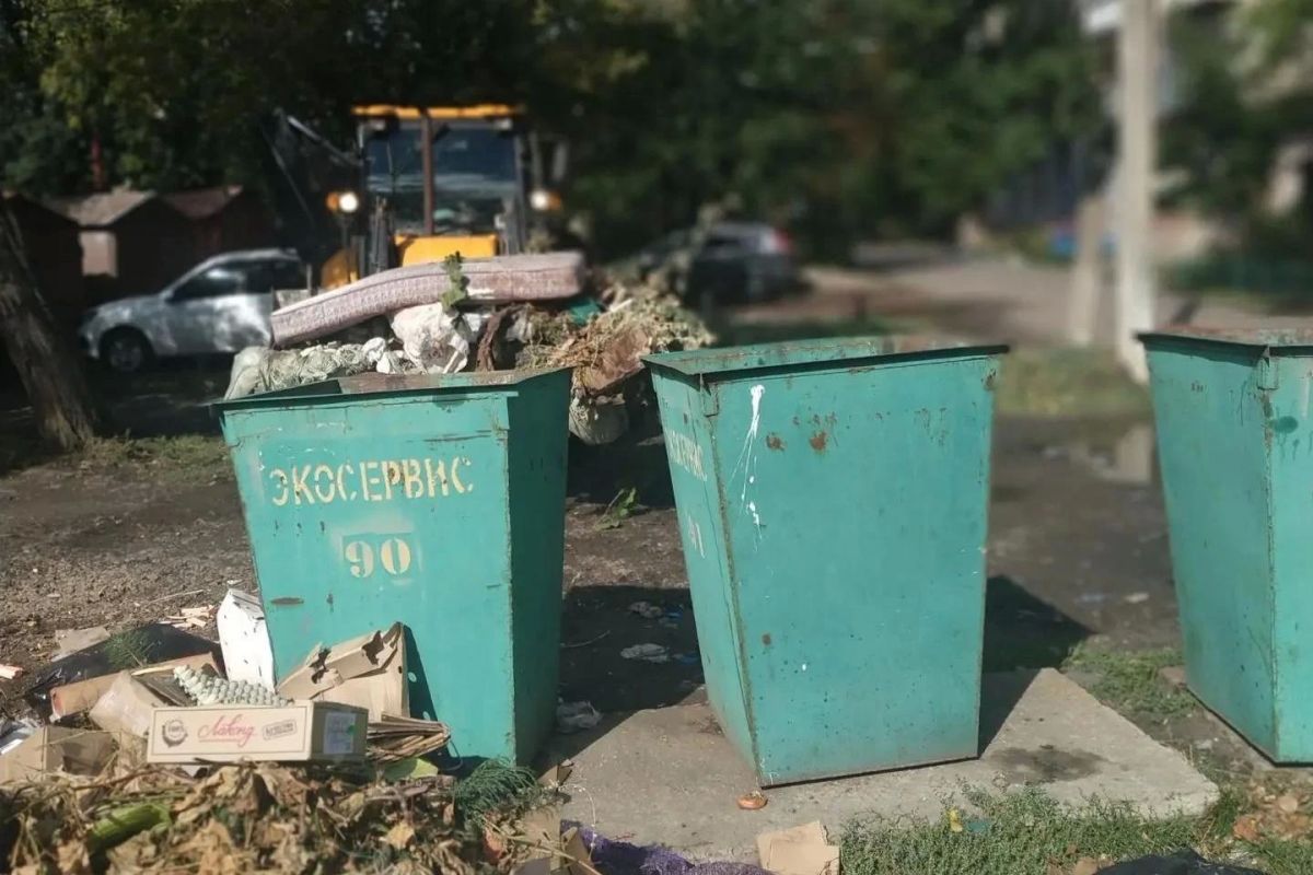 Свердловские коммунальщики наводят порядок в муниципалитете