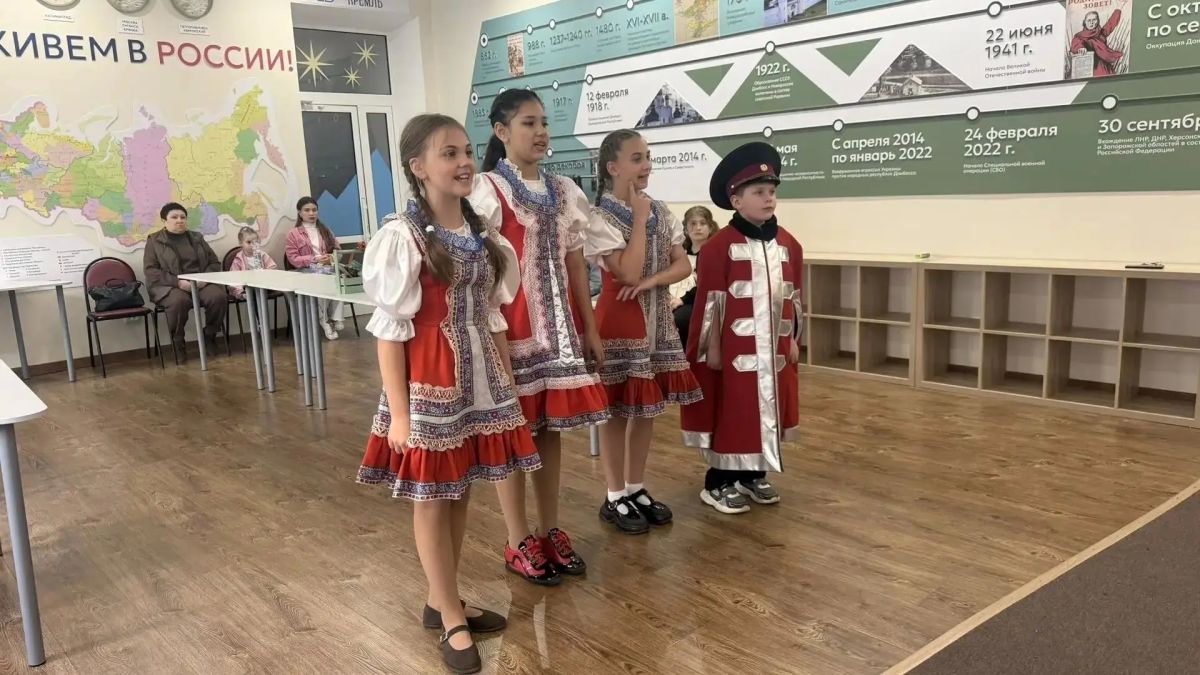 В преддверии Дня воссоединения Луганской и Донецкой Народных Республик, Запорожской и Херсонской областей с Российской Федерацией в детском центре "Ростовского кремля" состоялся телемост с делегацией Государственного... В преддверии Дня воссоединения Луганской и Донецкой Народных Республик, Запорожской и Херсонской областей с Российской Федерацией в детском центре "Ростовского кремля" состоялся телемост с делегацией Государственного...