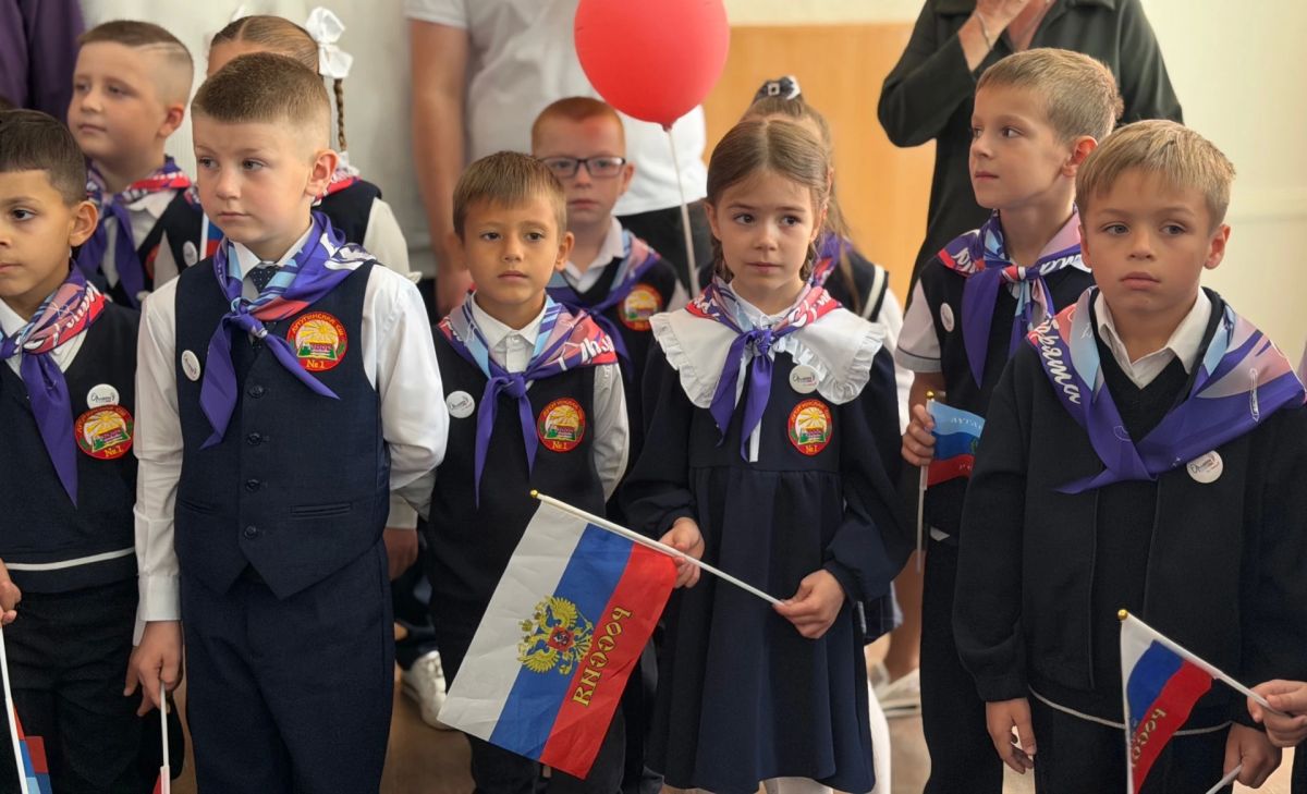 Первоклассники Лутугинской школы №1 вступили в «Орлята России» Первоклассники Лутугинской школы №1 вступили в «Орлята России»