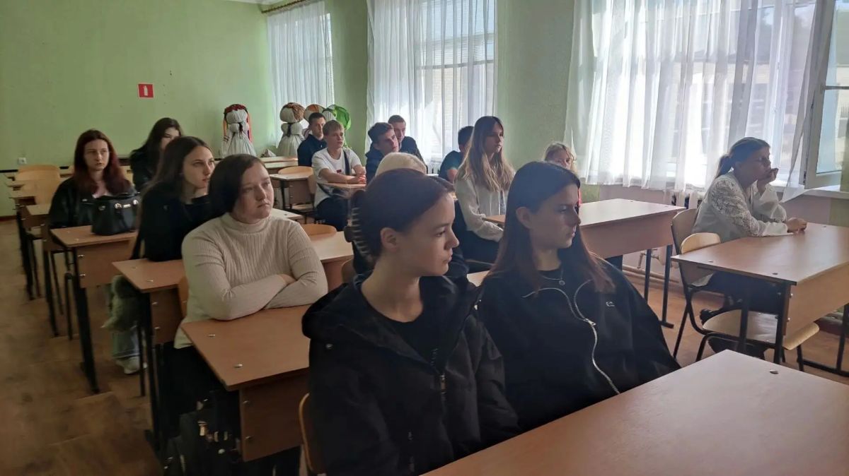 Специалисты филиала № 21 ГКУ ЛНР «РЦСЗН» по Старобельскому и Новоайдарскому м/о рассказали студентам ГБОУ СПО ЛНР «Новоайдарский аграрный колледж» о том, с чего можно начать самостоятельную жизнь после окончания колледжа