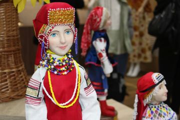 В преддверии Дня воссоединения ЛНР, ДНР, Запорожской и Херсонской областей с Россией в Луганском республиканском центре народного творчества открылась выставка «Нарядное путешествие»