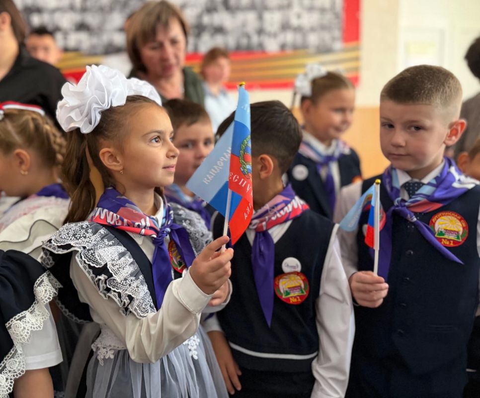 Первоклассники Лутугинской школы №1 вступили в «Орлята России» Первоклассники Лутугинской школы №1 вступили в «Орлята России»