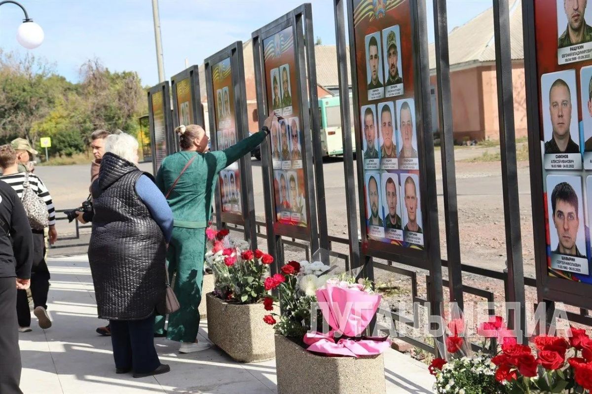 В Свердловске открыли аллею Славы погибшим воинам СВО В Свердловске открыли аллею Славы погибшим воинам СВО