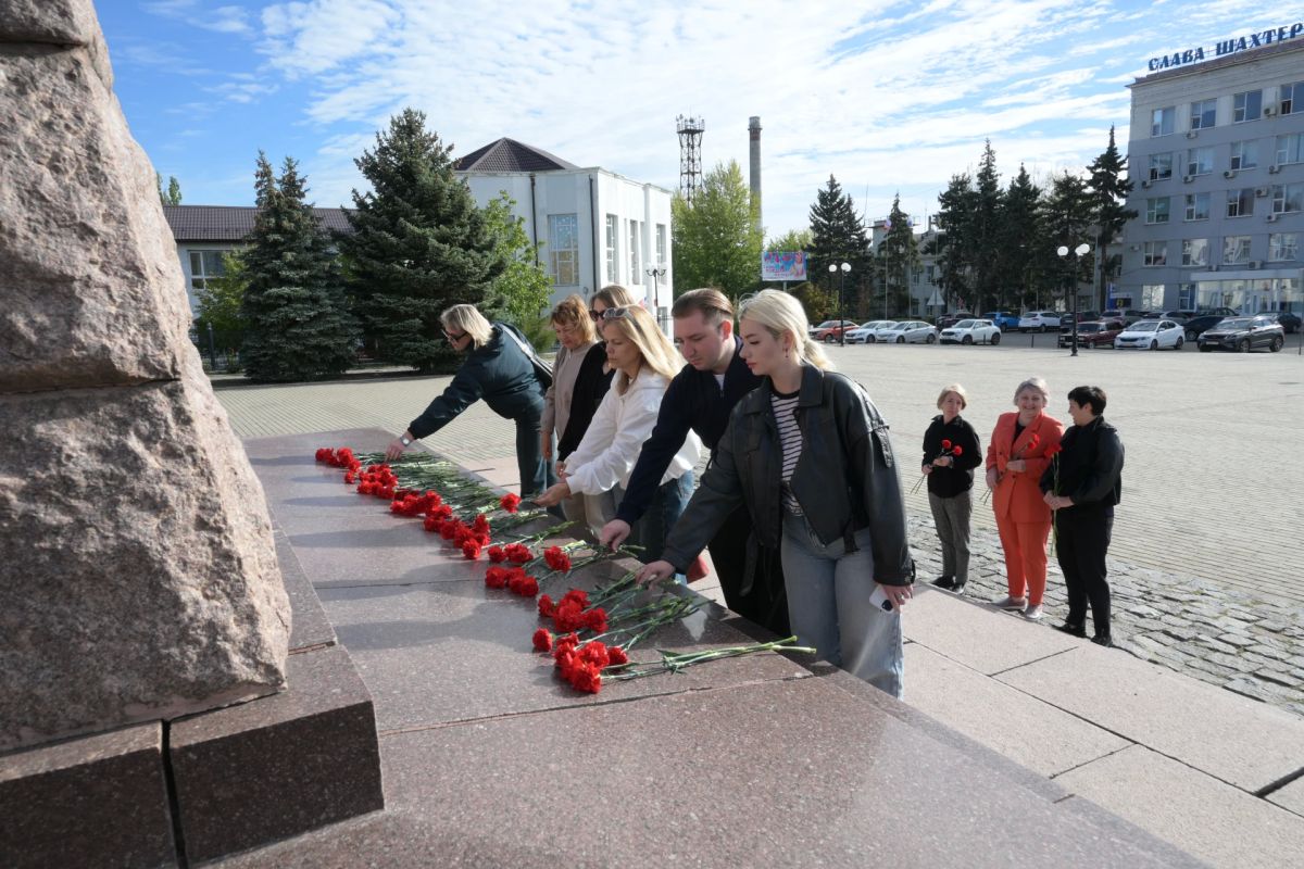 В Краснодоне почтили память молодогвардейцев В Краснодоне почтили память молодогвардейцев