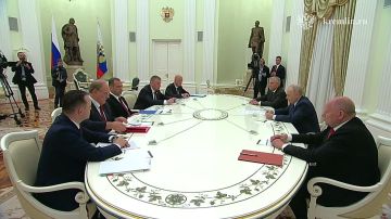 Владимир Путин принял в Кремле лидеров российских политических партий