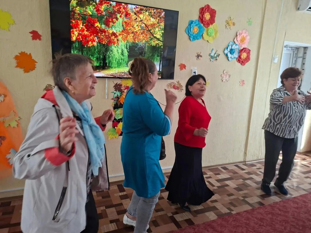 Отделение дневного пребывания граждан пожилого возраста и инвалидов Первомайского КЦСОН пригласило подопечных на праздник «Осень золотая», прошедший в рамках программы «Активное долголетие» Отделение дневного пребывания граждан пожилого возраста и инвалидов Первомайского КЦСОН пригласило подопечных на праздник «Осень золотая», прошедший в рамках программы «Активное долголетие»