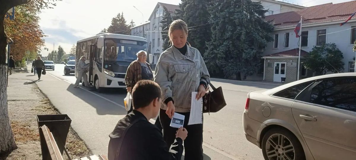 Межведомственный рейд. В Ровеньках в центре города состоялся межведомственный рейд, организованный отделом культуры и спорта Администрации совместно с сотрудниками «Семейного центра» и ОМВД России «Ровеньковский» Межведомственный рейд. В Ровеньках в центре города состоялся межведомственный рейд, организованный отделом культуры и спорта Администрации совместно с сотрудниками «Семейного центра» и ОМВД России «Ровеньковский»