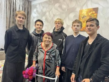 Тёплые слова и памятные подарки — в честь Дня учителя!