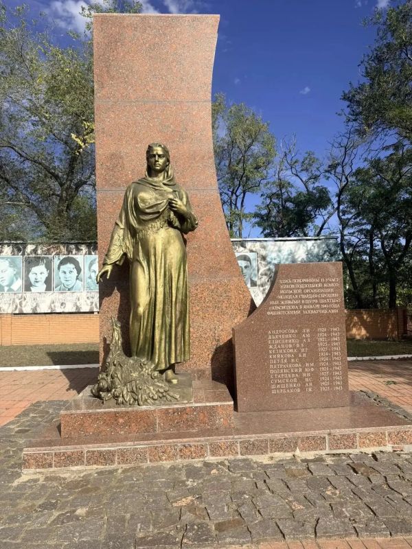 МФЦ ЛНР почтил память молодогвардейцев МФЦ ЛНР почтил память молодогвардейцев