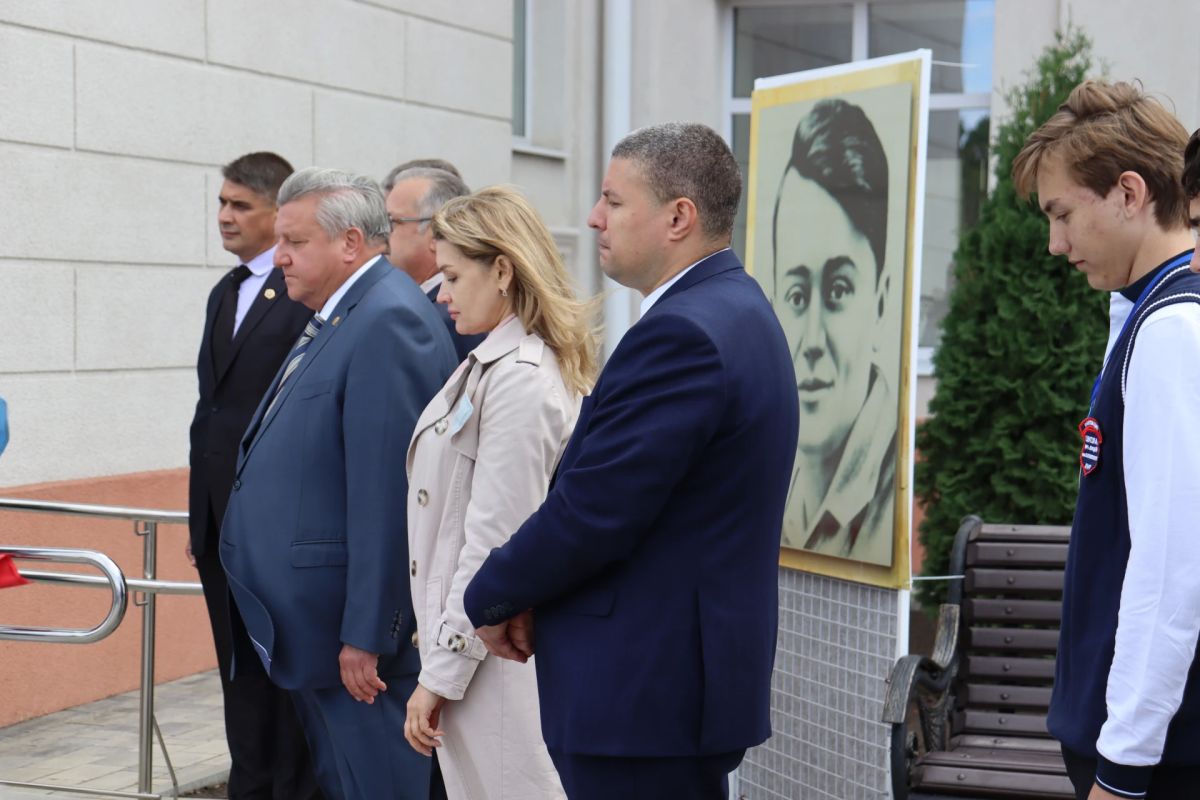 В Антрацитовской основной школе №1лицее имени Героя Советского Союза Олега Кошевого состоялось торжественное мероприятие, посвящённое открытию мемориальной доски в честь легендарного героя, чьё имя навсегда вписано в... В Антрацитовской основной школе №1лицее имени Героя Советского Союза Олега Кошевого состоялось торжественное мероприятие, посвящённое открытию мемориальной доски в честь легендарного героя, чьё имя навсегда вписано в...