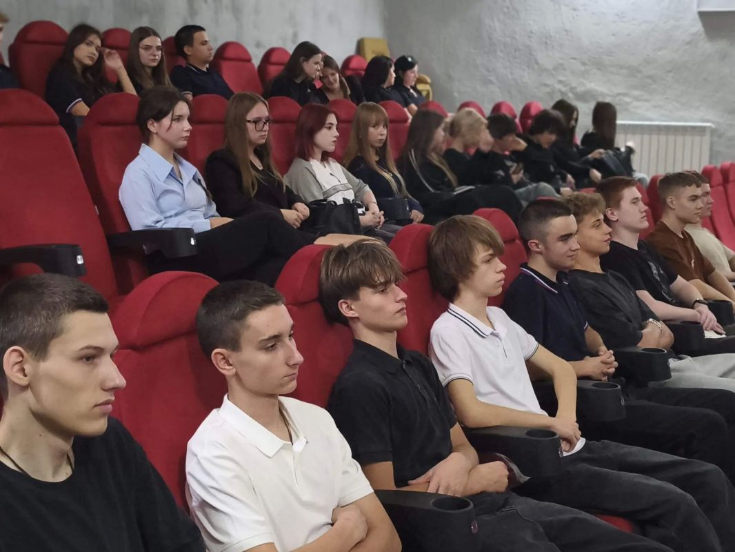Финансовая грамотность для школьников: просветительская встреча во Дворце культуры имени Горького Финансовая грамотность для школьников: просветительская встреча во Дворце культуры имени Горького