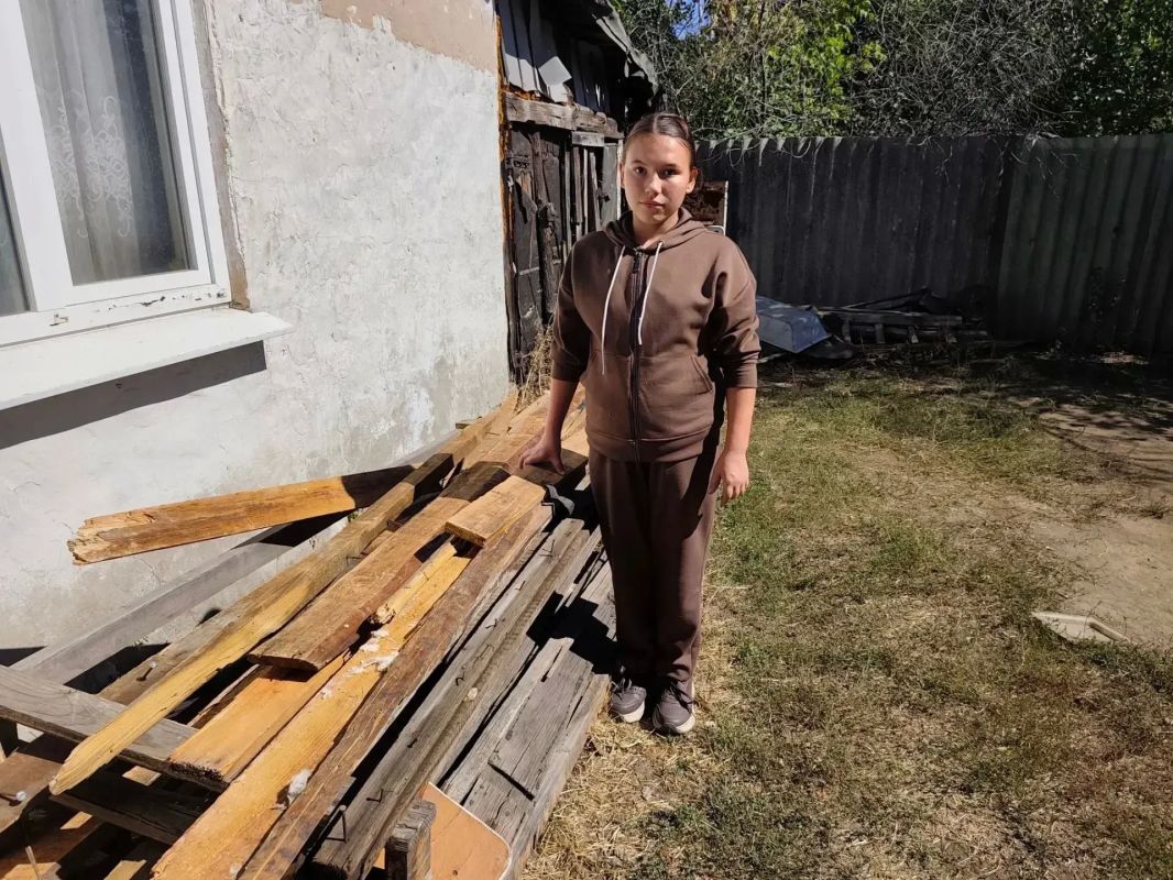 Ребята из волонтерского отряда «Надежда» помогают пожилым людям поселка пгт Михайловка Ребята из волонтерского отряда «Надежда» помогают пожилым людям поселка пгт Михайловка