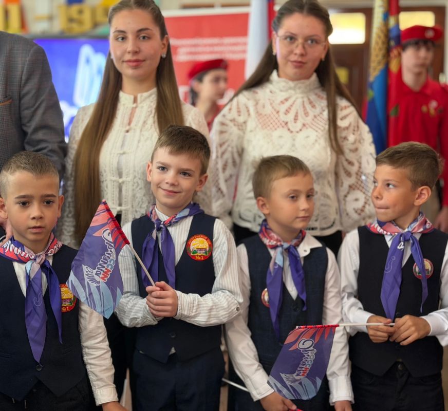 Первоклассники Лутугинской школы №1 вступили в «Орлята России» Первоклассники Лутугинской школы №1 вступили в «Орлята России»
