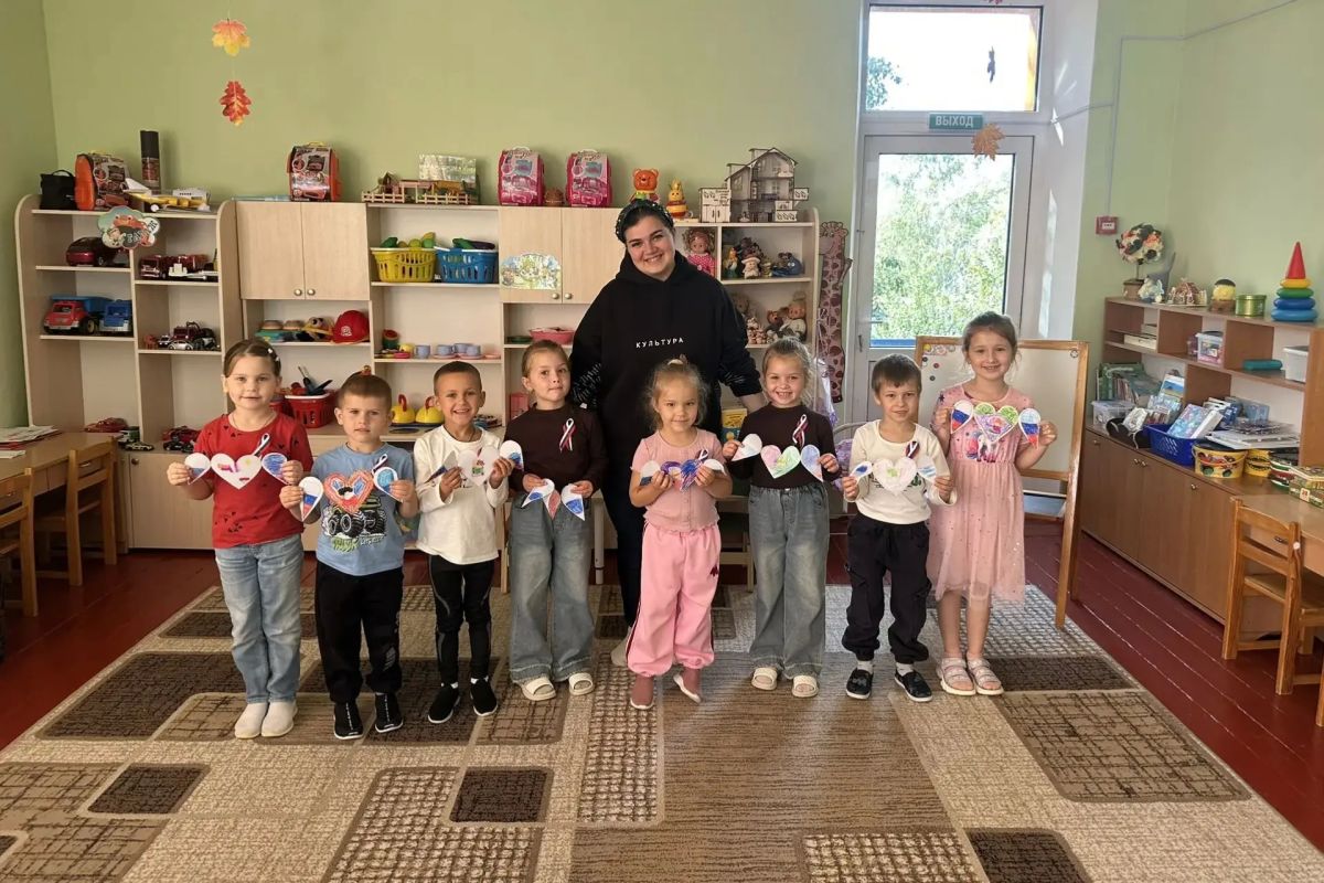 Сотрудники Меловского центрального Дома культуры провели мастер-класс по изготовлению тематических открыток ко Дню воссоединения Луганской Народной Республики с Российской Федерацией для воспитанников Меловского ясли-сада...