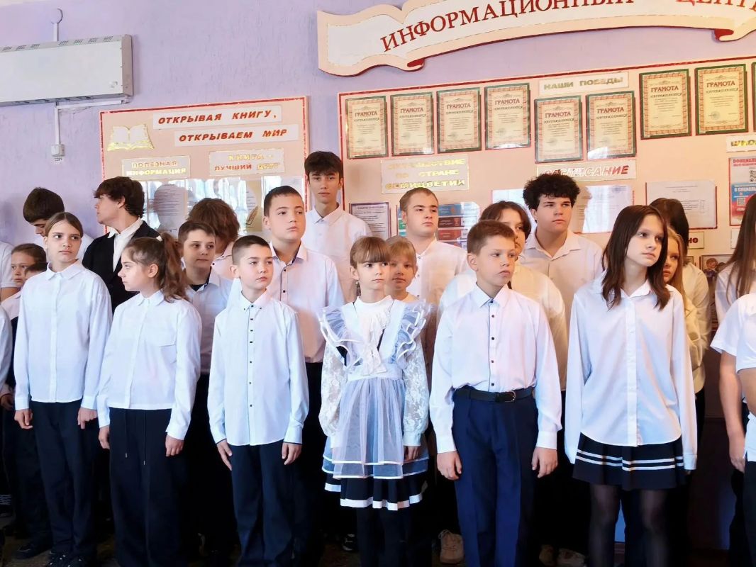 В Лутугинской средней школы №2 состоялось торжественное посвящение учеников 5 - х классов в пионеры В Лутугинской средней школы №2 состоялось торжественное посвящение учеников 5 - х классов в пионеры