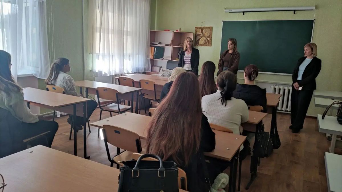 Специалисты филиала № 21 ГКУ ЛНР «РЦСЗН» по Старобельскому и Новоайдарскому м/о рассказали студентам ГБОУ СПО ЛНР «Новоайдарский аграрный колледж» о том, с чего можно начать самостоятельную жизнь после окончания колледжа Специалисты филиала № 21 ГКУ ЛНР «РЦСЗН» по Старобельскому и Новоайдарскому м/о рассказали студентам ГБОУ СПО ЛНР «Новоайдарский аграрный колледж» о том, с чего можно начать самостоятельную жизнь после окончания колледжа