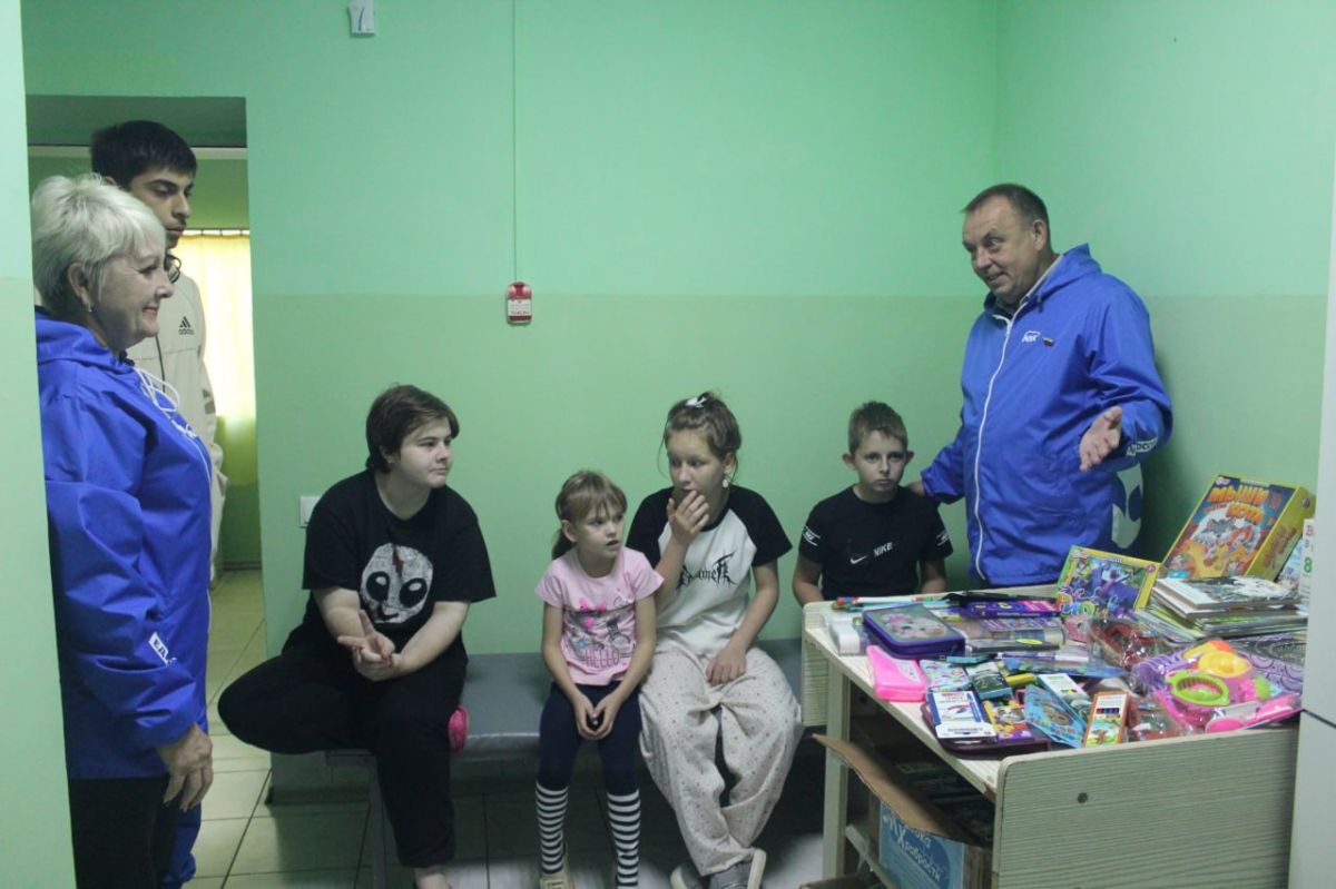 Активисты Славяносербского местного отделения Единой России подвели итоги акции «Коробка храбрости» и завершили передачу подарков за смелость, посетив педиатрическое отделение Стахановской центральной городской... Активисты Славяносербского местного отделения Единой России подвели итоги акции «Коробка храбрости» и завершили передачу подарков за смелость, посетив педиатрическое отделение Стахановской центральной городской...